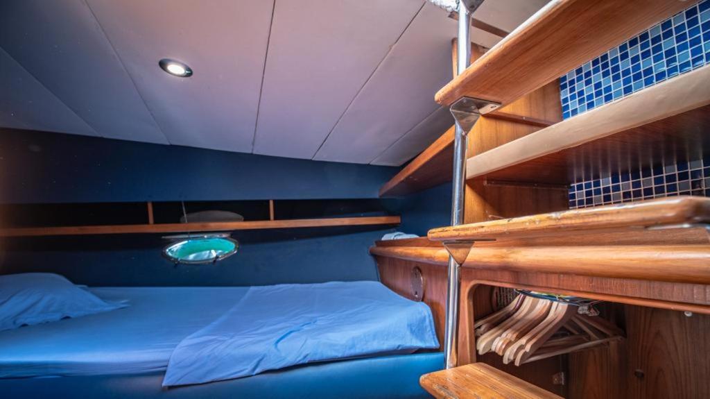 łóżko piętrowe w łodzi z drewnianymi półkami w obiekcie The boathouse w Maladze