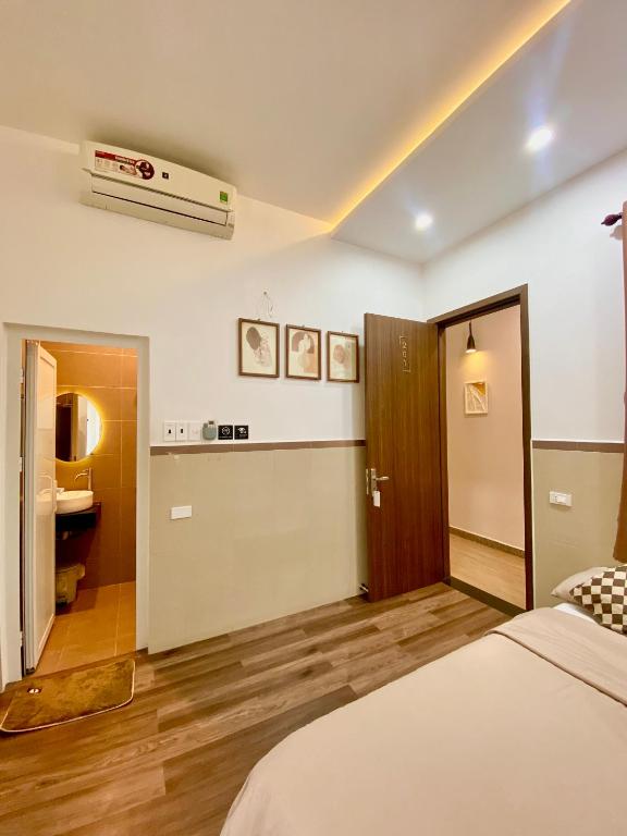 Postel nebo postele na pokoji v ubytování Nhật Quang House
