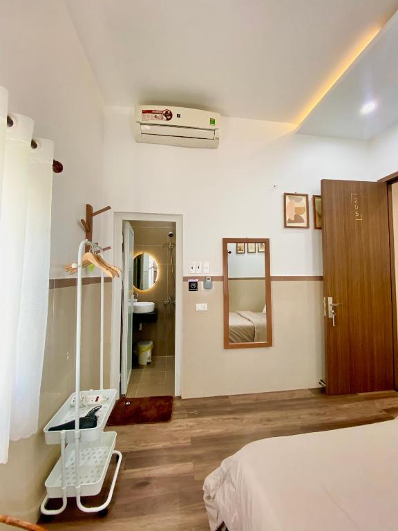 Postel nebo postele na pokoji v ubytování Nhật Quang House