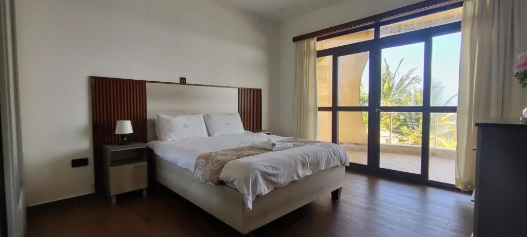 Postel nebo postele na pokoji v ubytování English Point Residence Beach Apartments Mombasa