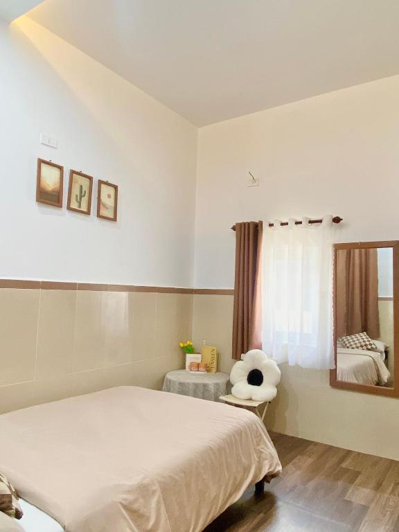 Postel nebo postele na pokoji v ubytování Nhật Quang House