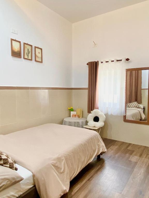 Postel nebo postele na pokoji v ubytování Nhật Quang House