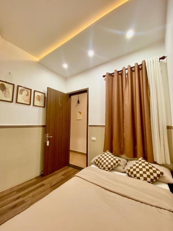 Postel nebo postele na pokoji v ubytování Nhật Quang House