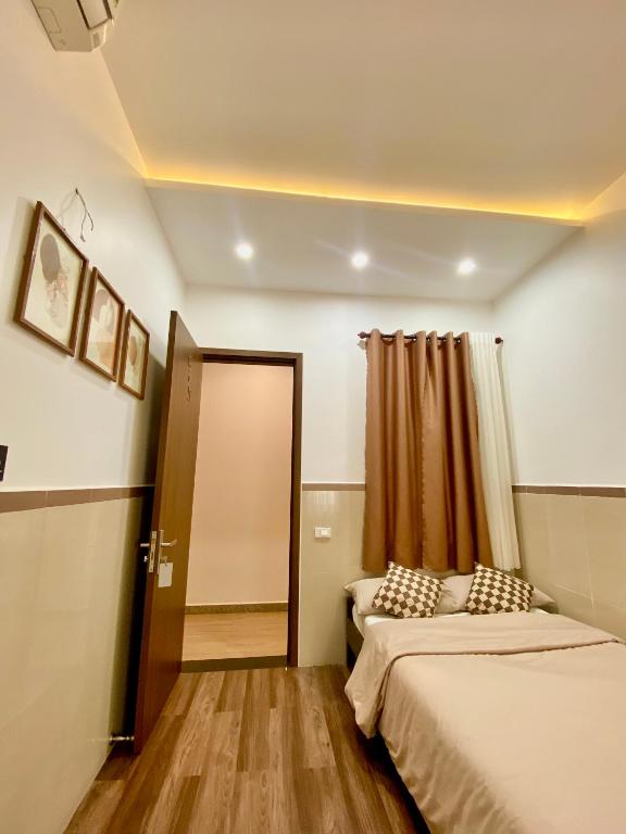 Postel nebo postele na pokoji v ubytování Nhật Quang House