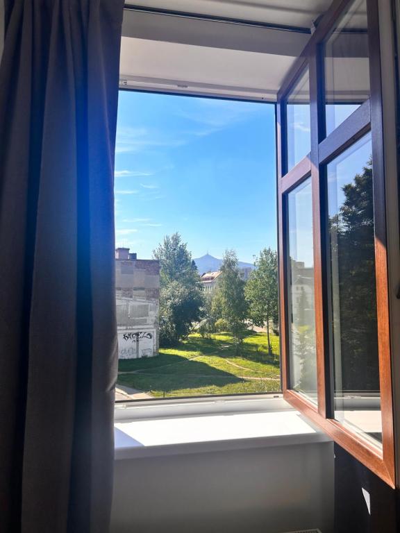 una finestra con vista su un cortile di Gallery Apartments a Liberec