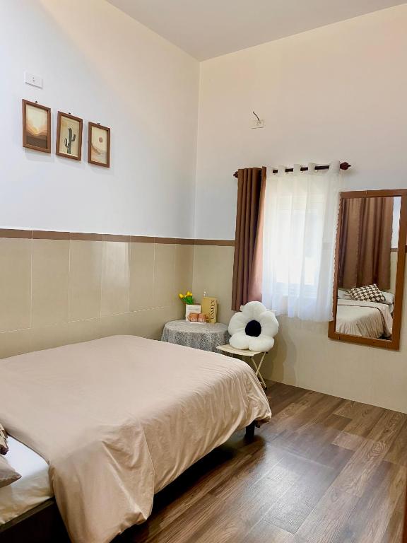 Postel nebo postele na pokoji v ubytování Nhật Quang House