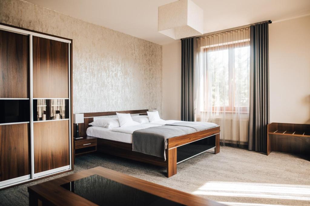 une chambre d'hôtel avec un lit et une fenêtre dans l'établissement Hotel Elegance, à Šumperk