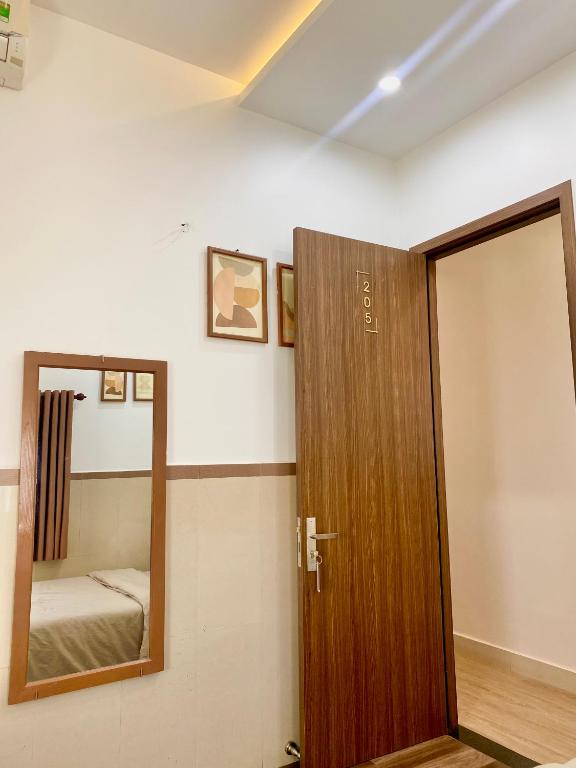 Postel nebo postele na pokoji v ubytování Nhật Quang House