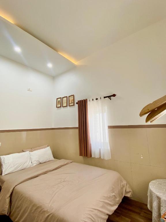 Postel nebo postele na pokoji v ubytování Nhật Quang House