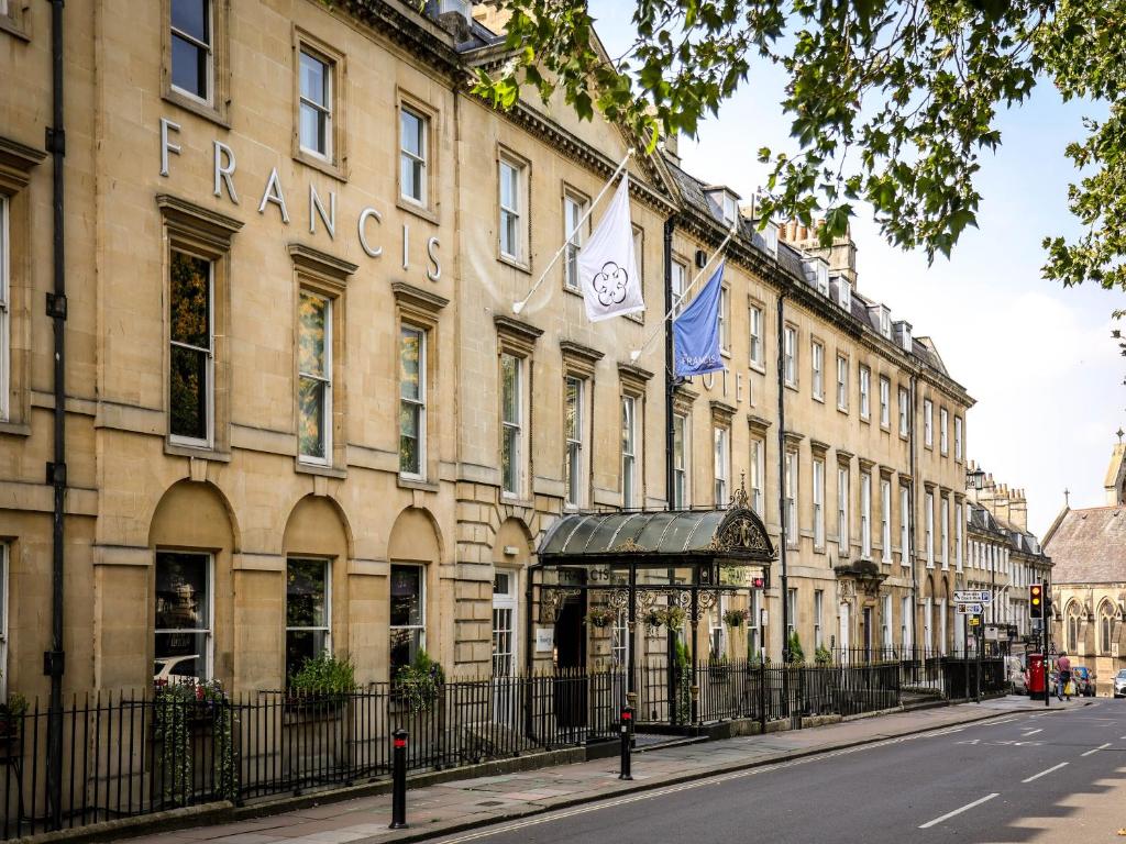 um edifício com um gazebo em frente em Francis Hotel Bath em Bath