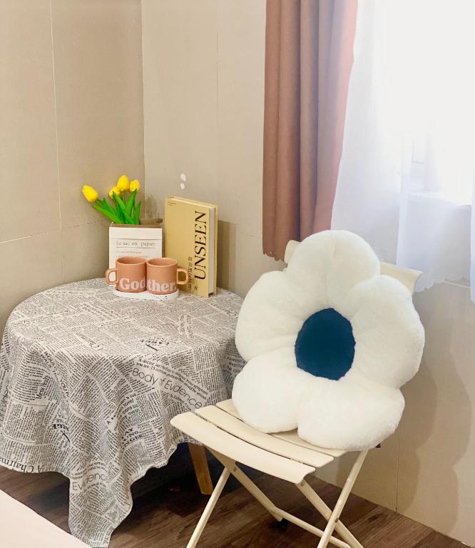 Postel nebo postele na pokoji v ubytování Nhật Quang House