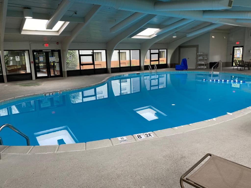 a large swimming pool with blue water in a building at Quality Inn Perrysburg - Toledo South in Perrysburg