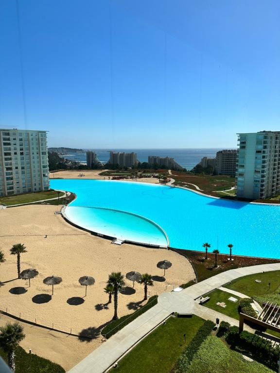 una vista aérea de una gran piscina con sombrillas en Departamento laguna bahía sol, en Algarrobo