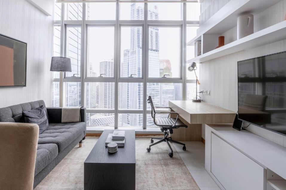 un soggiorno con divano e scrivania di Luxury 1Bedroom Apartment in Singapore! a Singapore