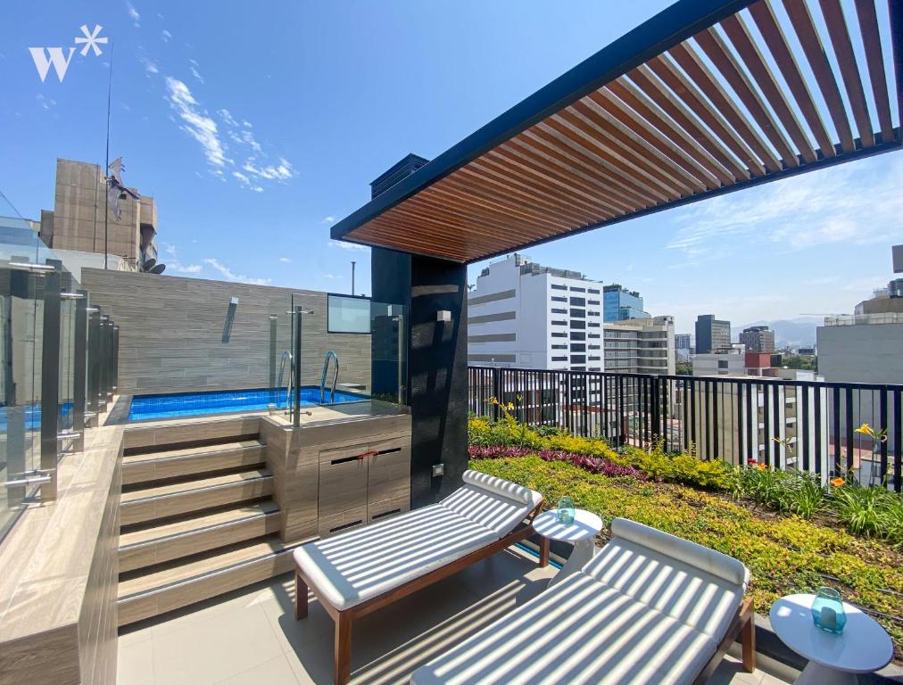 - une terrasse avec un banc et un évier dans un bâtiment dans l'établissement Solar by Wynwood House, à Lima