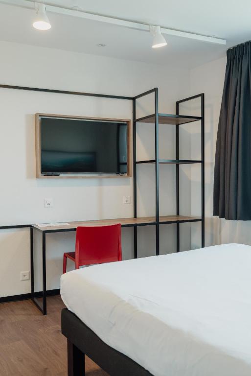 Televiisor ja/või meelelahutuskeskus majutusasutuses ibis Bulle - La Gruyère Swiss Bike Hotel