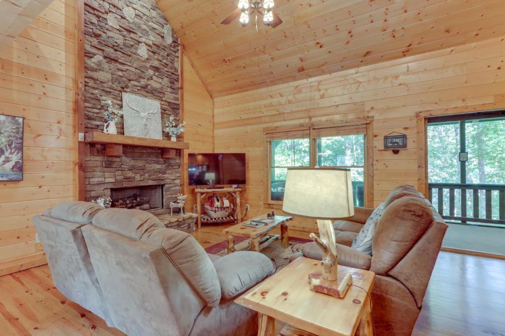 Lightning Bug Lodge at Coosawattee River Resort!, Ellijay (updated