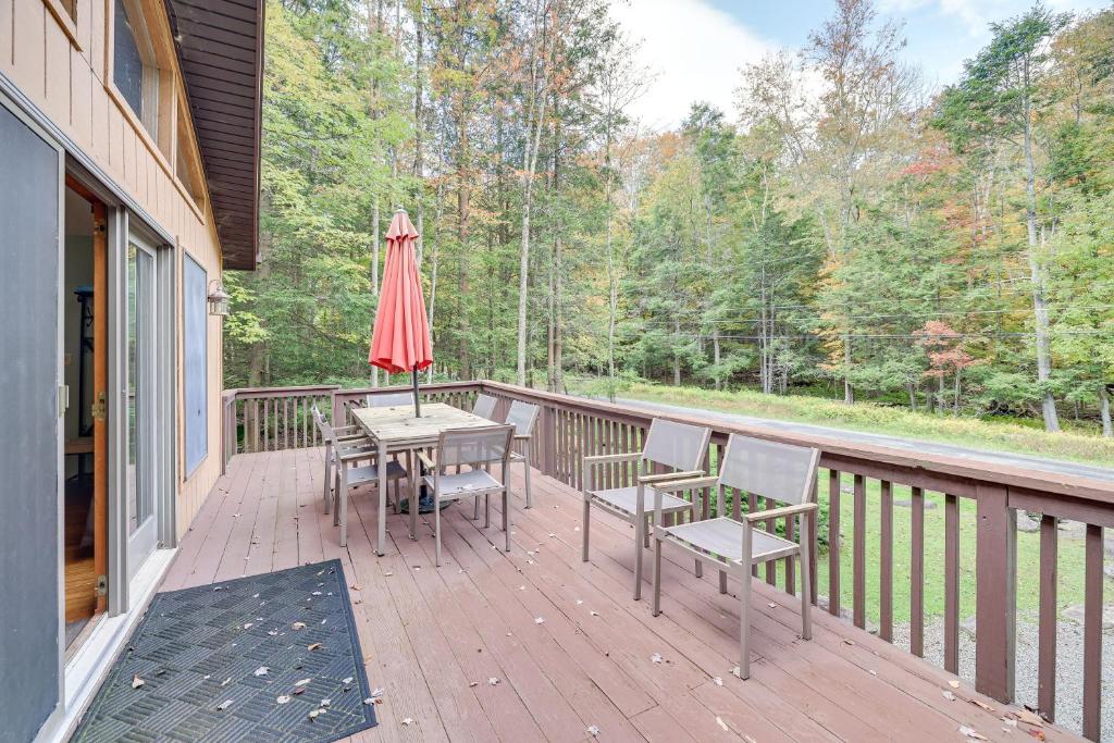 En balkon eller terrasse på Kid-Friendly Lake Ariel Cabin with Resort Amenities!