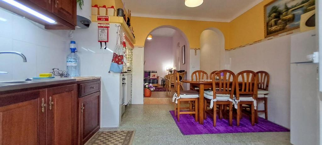 cocina con mesa y sillas en una habitación en Casa Lavradores, Torrao en Torrão