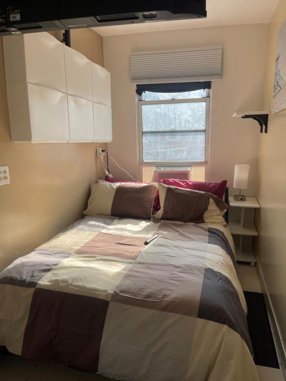 ein Schlafzimmer mit einem Bett in einem Zimmer in der Unterkunft brighton beach rooms in Brooklyn