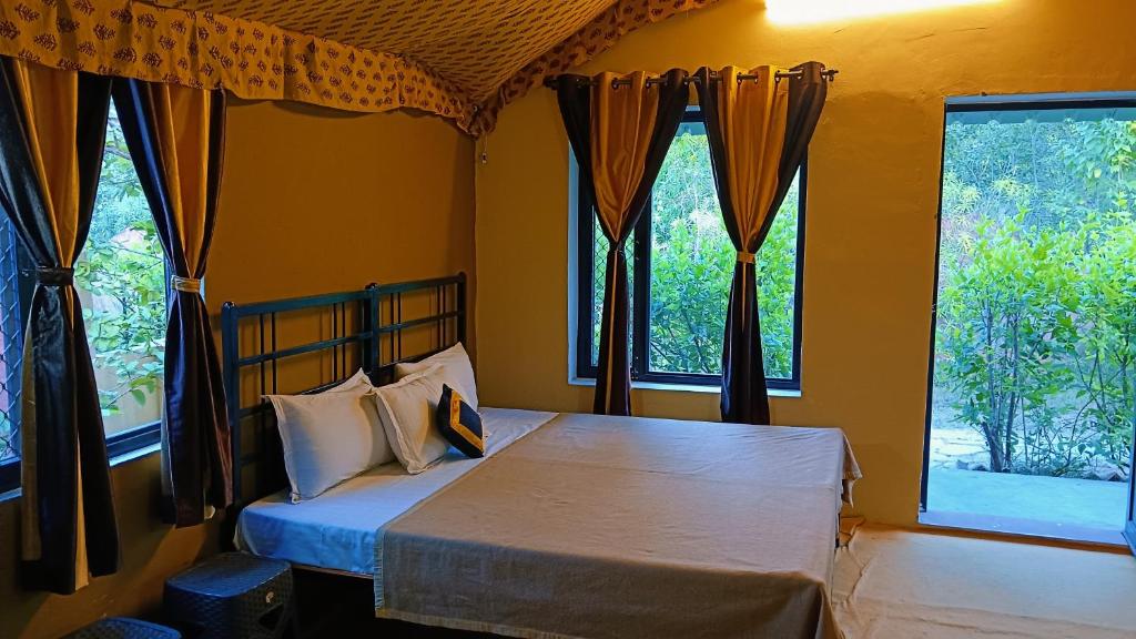 Postel nebo postele na pokoji v ubytování Ranthambhore Tiger Valley