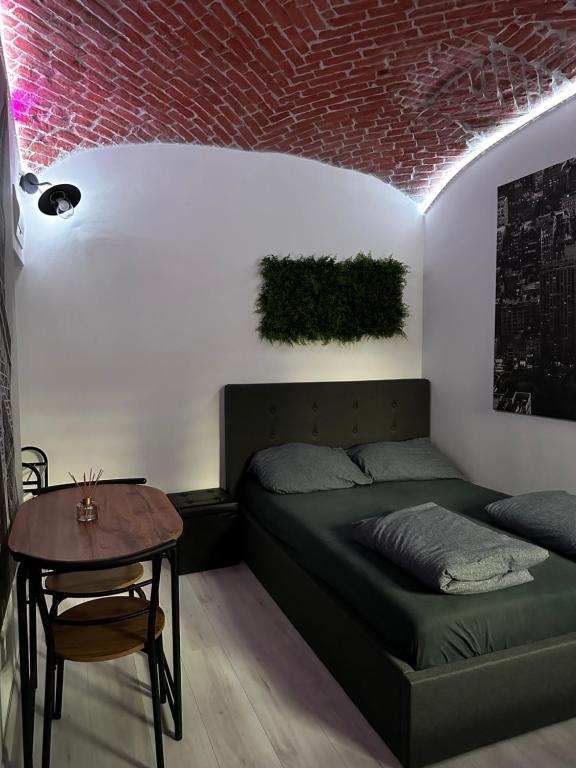 een woonkamer met een bank en een tafel bij Moderní byt v centru města in Liberec