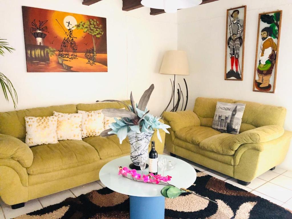 a living room with two couches and a table at Departamento centrico - Pikachos House - in Guanajuato