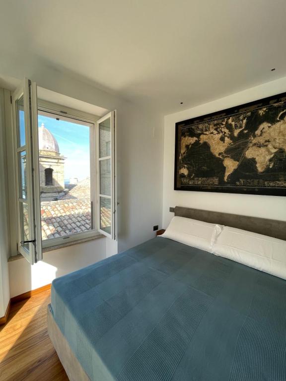 Un dormitorio con una cama grande y una ventana en B&B Aganita en Ancona