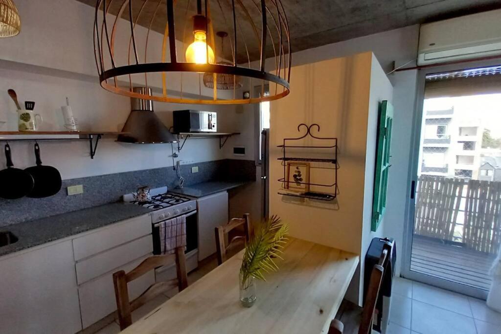 una cocina con una mesa con una planta en Moderno dpto cercanías Puerto de Frutos! en Tigre