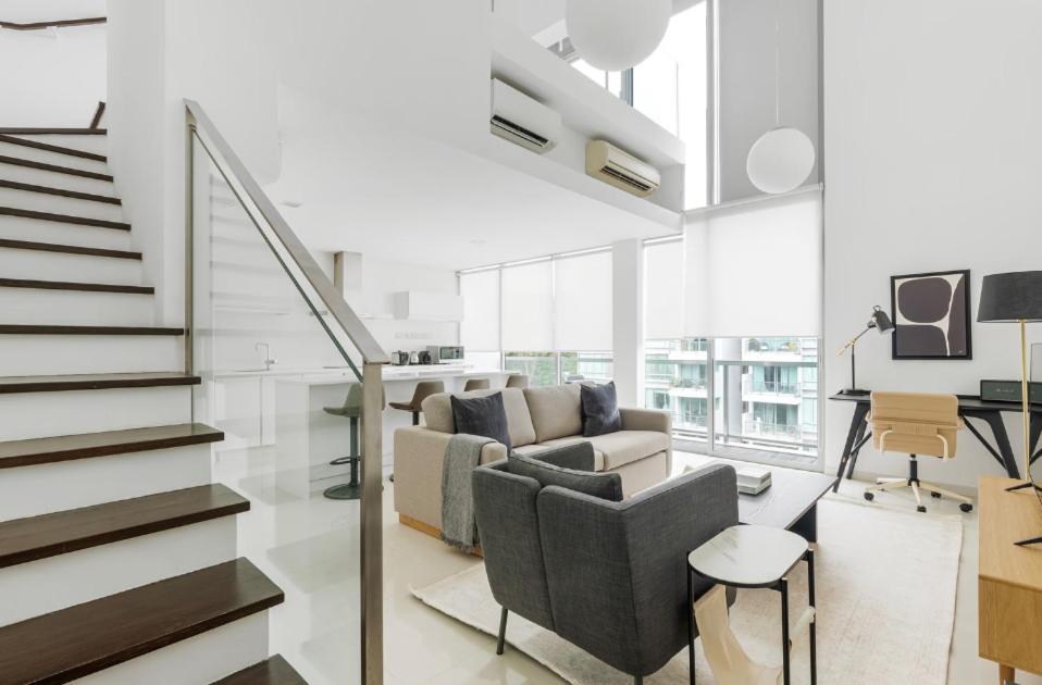 Кът за сядане в The Luxe Loft 2Bedroom Apartment in Singapore!