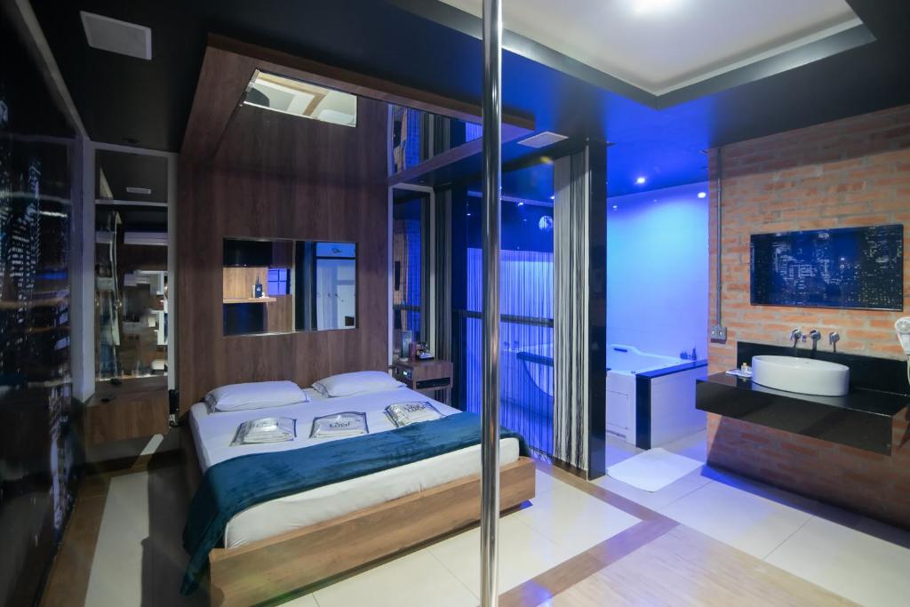 1 dormitorio con cama, bañera y lavamanos en Lual Motel Sorocaba-SP en Sorocaba