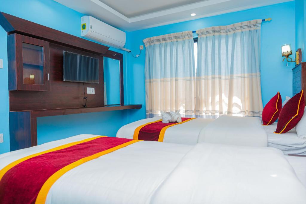 Ein Bett oder Betten in einem Zimmer der Unterkunft Hotel The Billabong Garden Pokhara