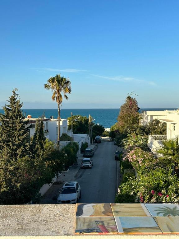 拉馬薩的住宿－Luxeux et Idéal à Marsa Plage vue sur Mer，享有街道和大海的景色