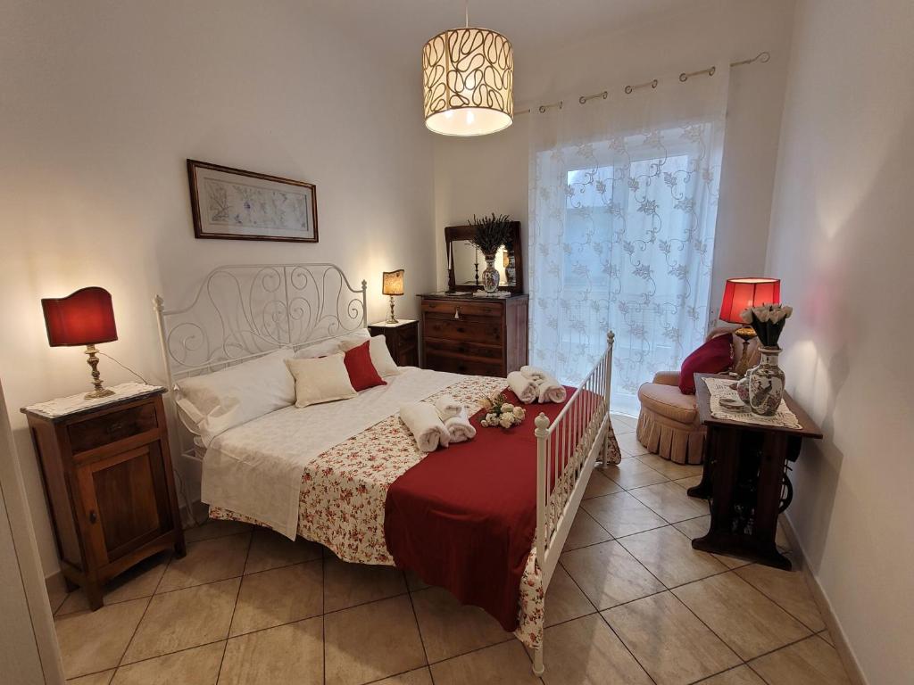 una camera da letto con un letto con un orsacchiotto sopra di Frascati antica a Frascati