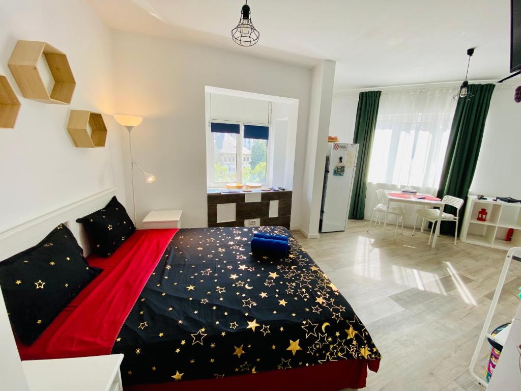 una camera da letto con un letto con stelle sopra di Central Old Town Studio a Bucarest