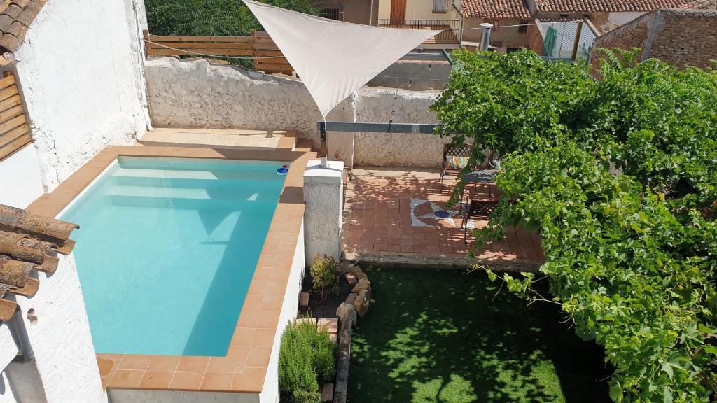 an overhead view of a swimming pool in a garden at Casa Rural La Garnacha in Alpera