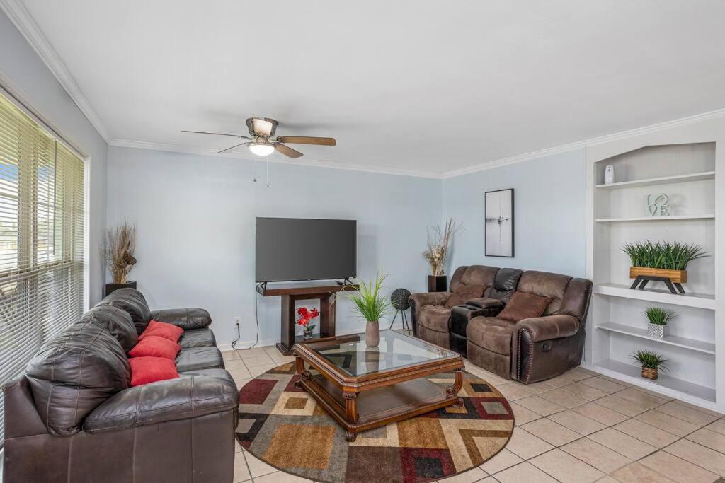 sala de estar con muebles de cuero y TV de pantalla plana en Quiet apartment in Iowa, LA, en Iowa