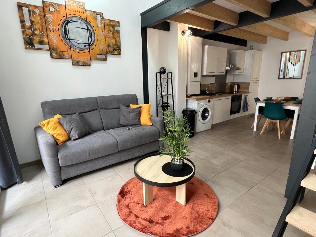 un soggiorno con un divano e un tavolo di Appartement 2 hyper centre d'Agen avec garage et terrasse a Agen