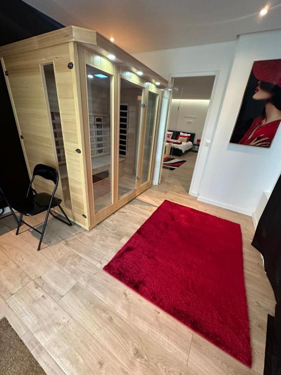 un soggiorno con tappeto rosso sul pavimento di Love Room 80m2 BDSM 50 nuances de Grey - SAUNA - Parking gratuit a Antibes