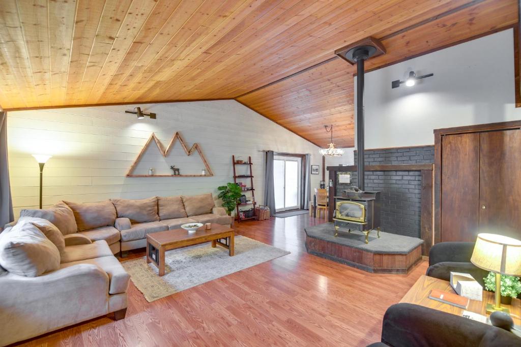 sala de estar con sofá y chimenea en Creekside Cabin Easy Access to i-70 and Slopes!, en Dumont