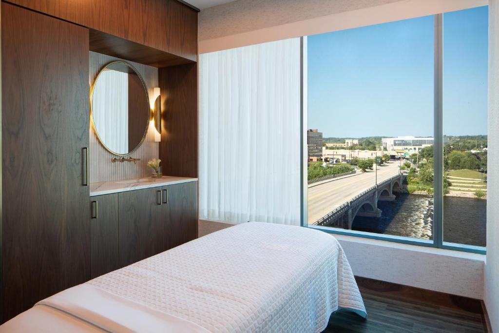 Amway Grand Plaza Hotel, Curio Collection by Hilton photo