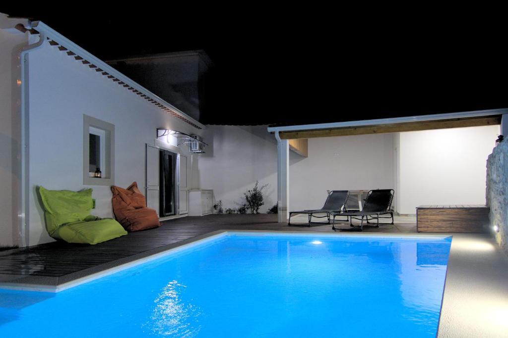 a swimming pool in the middle of a house at Solar das Estrelas in Fátima