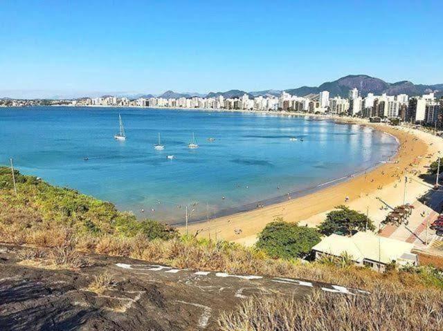 ガラパリにあるPraia Do Morro - Apt Kátia Rio Pombaの海上と建物のボートがあるビーチ