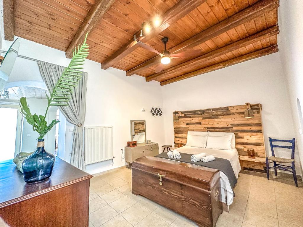 Mountain Bliss Guesthouse 1 next to Sougia في Agrilés: غرفة نوم بسرير وجدار خشبي