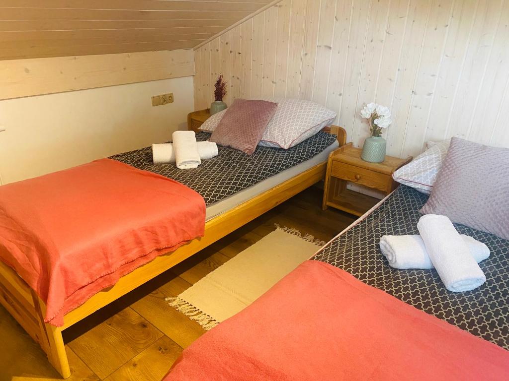 Posteľ alebo postele v izbe v ubytovaní Domek Skalite w Szczyrku
