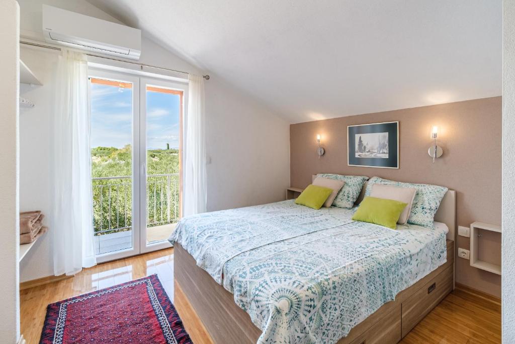 Postel nebo postele na pokoji v ubytování Holiday Home Kuća Sunca