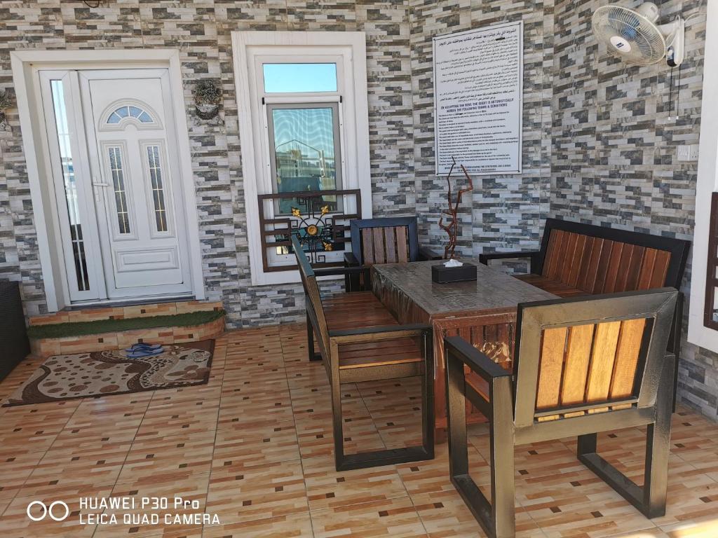 Posezení v ubytování Fig House Villa with Heated Swimming Pool & Firepit