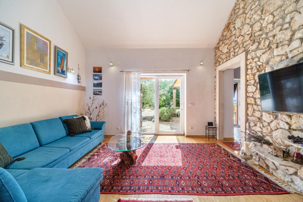 TV a/nebo společenská místnost v ubytování Holiday Home Kuća Sunca