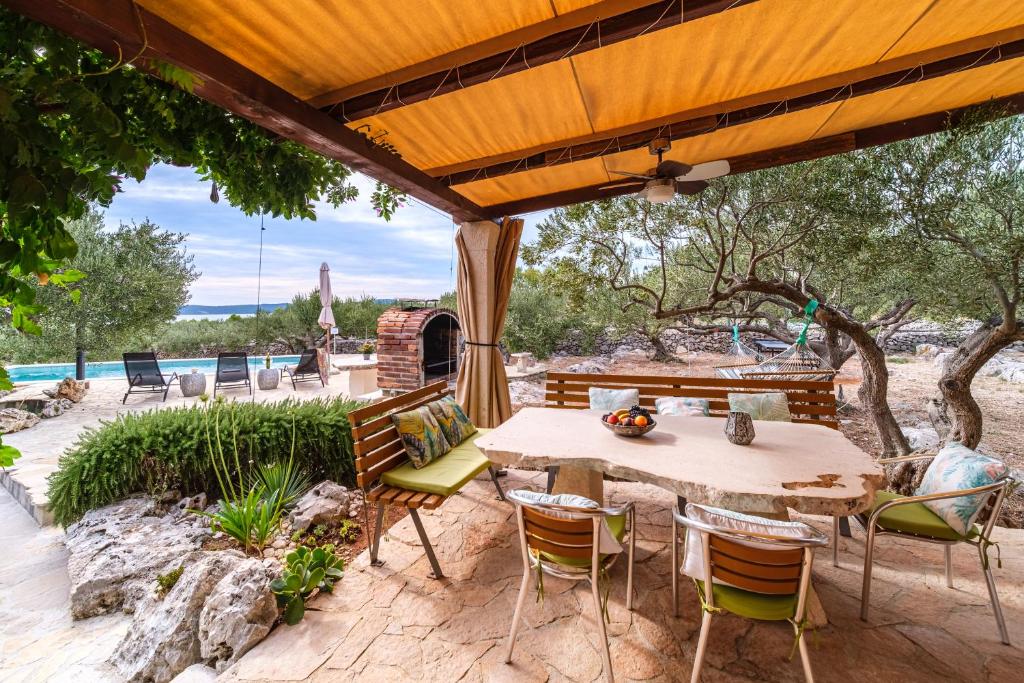 Bazén v ubytování Holiday Home Kuća Sunca nebo v jeho okolí