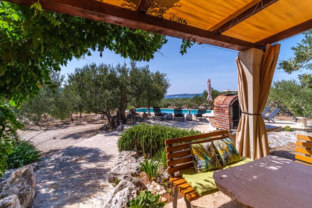 Bazén v ubytování Holiday Home Kuća Sunca nebo v jeho okolí